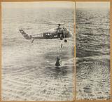 Opslag i Palle Nielsens scrapbøger. Scrapbog nr. 4 pp. 17-18 (beskåret).The United States Navy (USN): Sikorsky HUS-1 Seahorse-helikopter henter rumfartøjet Freedom 7 og astronaut Alan Shepard, 5. maj 1961. Kennedy Space Center of the United States National Aeronautics and Space Administration(NASA) under Photo ID: KSC-71P-260. Public domain.